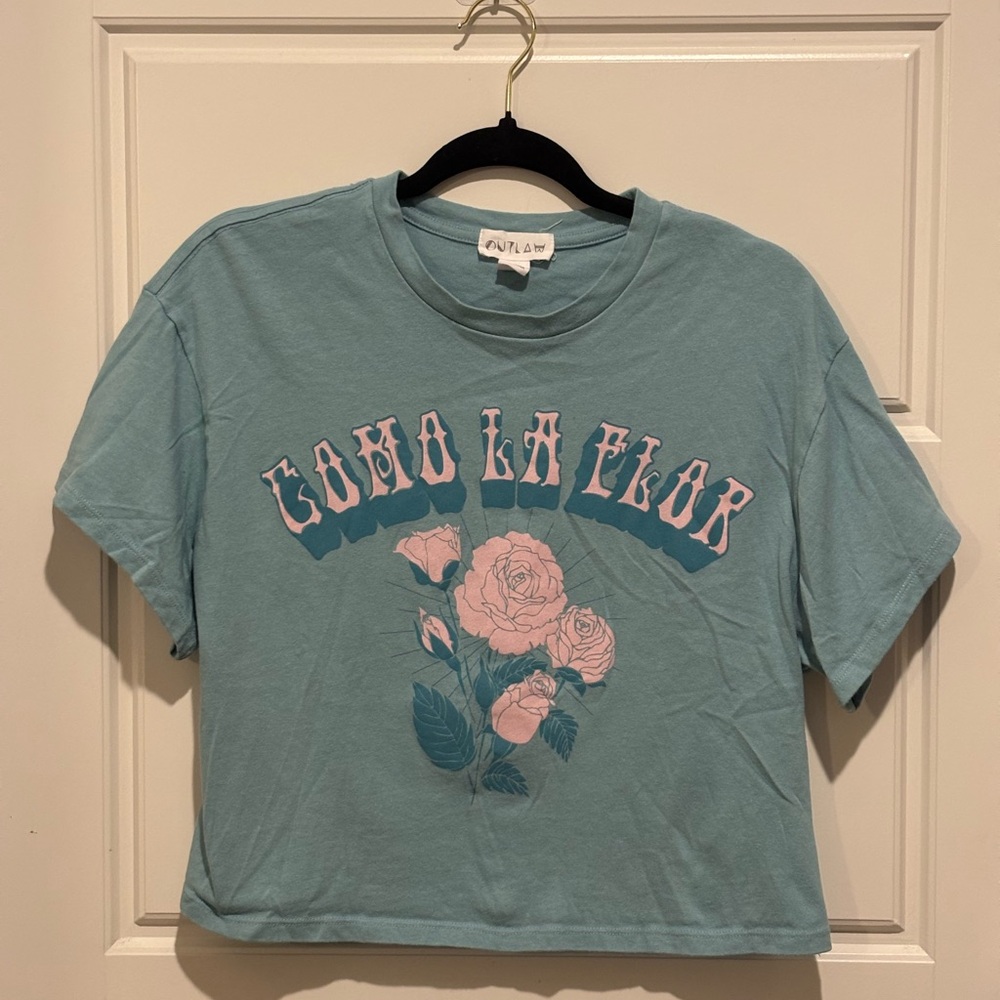Outlaw “Como La Flor” Cropped Graphic Tee – Selena-Inspired Floral Design